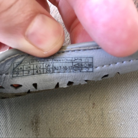 Vionic size 9 laser cut slip ons - Picture 7 of 7